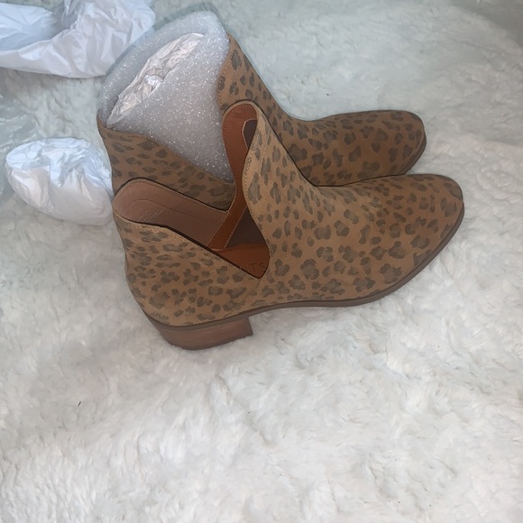 NWT Matisse cutout suede booties - Picture 11 of 11